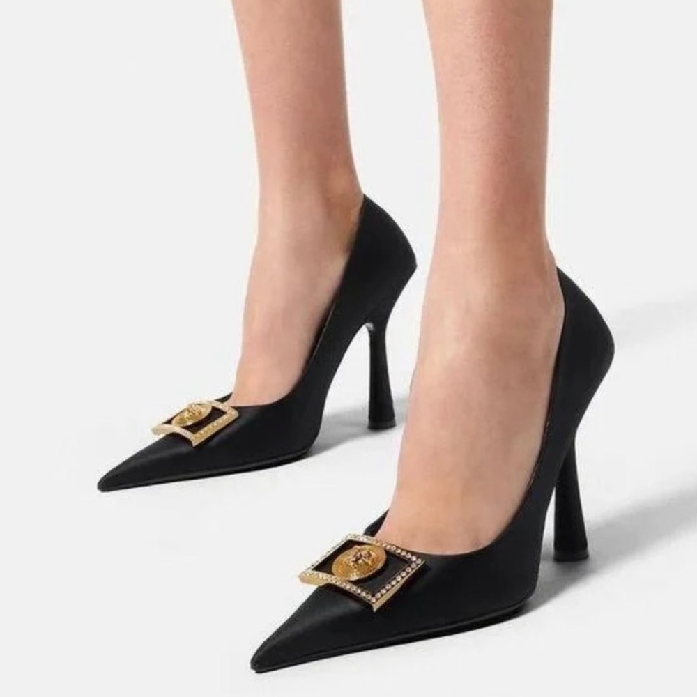 Versace Medusa Frame Pointed Toe Pump Size 9